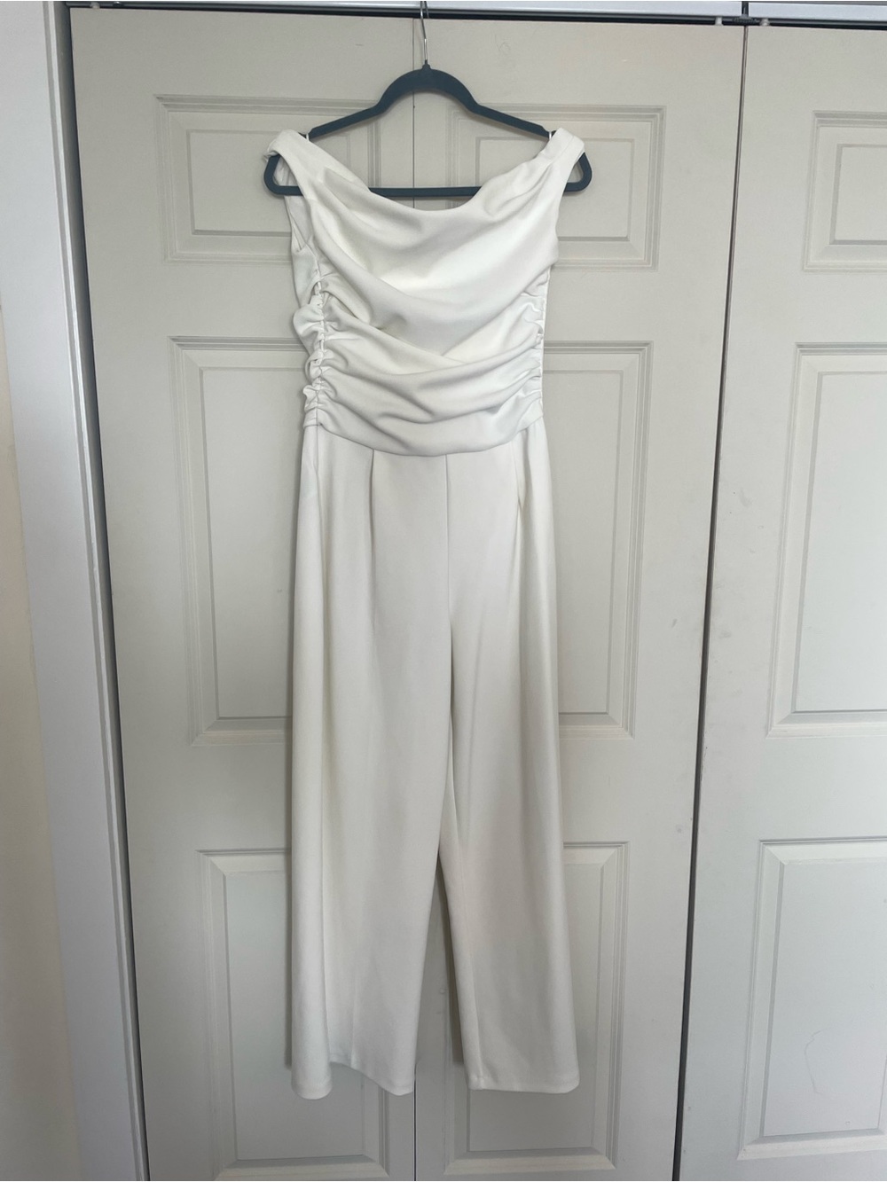 Abercrombie & Fitch Off-the-Shoulder Wide-Leg Jumpsuit in White - Picture 4 of 5